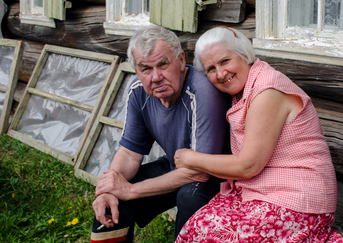 Родители на даче. Бабушка и дедушка в деревне. Пенсионеры в деревне. Старики на даче. Пенсионеры на даче.