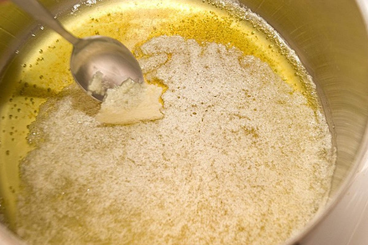 Сливочное масло в суп. Топленое сливочное масло. Растапливание сливочного масла. Приготовление домашнего масла. Растопленное масло.