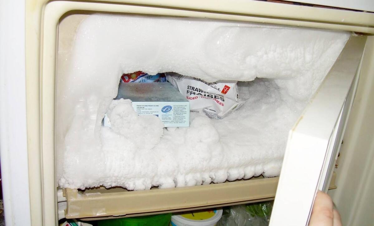Тесто после разморозки. Лед в морозилке. Холодильник со льдом. Замороженный холодильник. Морозильная камера перемораживает.