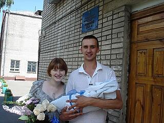 Поки невістка лежала на збереженні Максим привів додому коханку. Я не вірила власним очам, але провчила його, бо по-іншому не могла!