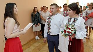 Гортала Фейсбук, як раптом бачу фото, де син одягає обручку своїй Жені. Мені очі на лоба полізли!