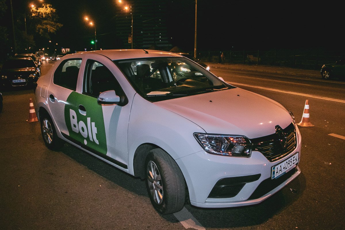 Bolt taxi. Такси Bolt Taxi. Bolt машина такси. Болт такси машины. Bolt Taxi Riga.