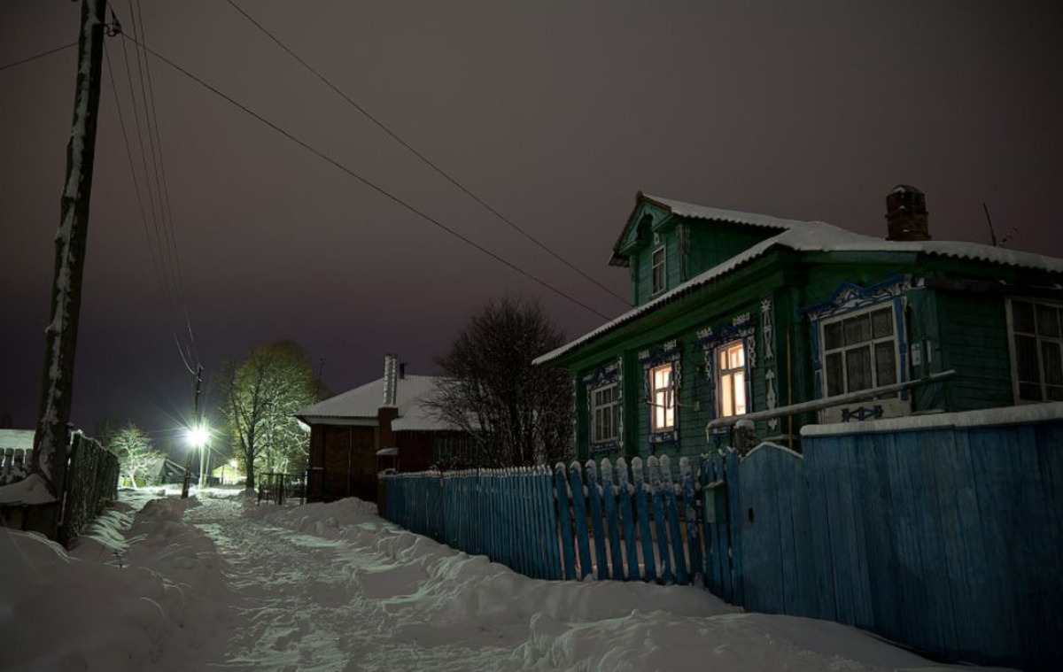 Село ночью зимой. Ночная деревенская улица. Деревенская улица зимой ночью. Улица в деревне ночь зима. Вечерняя зимняя улица в деревне.