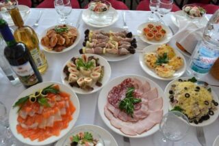 Сваха захотіла святкувати 50 років вдома. Я приходжу – а стіл порожній. Виявилося, що пані Валя мала свій план, як “нагодувати” гостей! Я шокована її нахабною поведінкою!