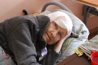 Від побаченого в будинку для літніх людей мені стало зле. Баба Люда лежала в брудному ліжку, голодна, в дірявому одязі