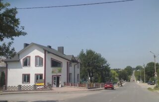 Після похорону матері я віддала квартиру вітчиму. Не минуло й 40 днів, а він вже встиг нову жінку привести в те житло!