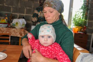Коли прийшла до свекрухи і побачила як вона виховує мою однорічну доньку, то волосся стало дибки.  Невже вона не розуміє, що такі методи взагалі не практичні та лиш шкодять малюкові?