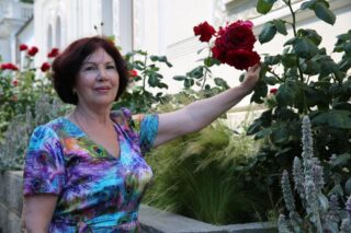 – Що думаєш, Бога за бороду зловила? Багатого старого відхопила? Тут тобі життя не буде. Все, що він має – наше, можеш ні на що не сподіватись – говорив Сергій.