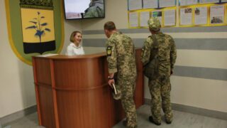 Мама та подруги радять не розлучатися з чоловіком та перетерпіти зраду. Адже мій Роман на фронті отримує чималі бойові, всю зарплату мені віддає. Але хіба можна через гроші закрити очі на такий підлий вчинок?!