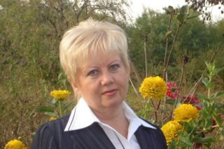 – Галю, потрібно продавати одну з квартир. Мамі потрібне лікування – кажу сестрі.