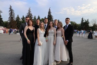 – Ваша донька на випускний не піде! – Вчителька об’єдналась з батьками інших школярів проти моєї дитини, лише тому, що ми не місцеві